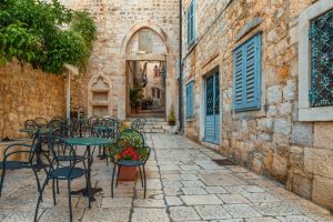 Historischer Hinterhof in der Altstadt von Stari Grad beim Segeltörn Kroatien