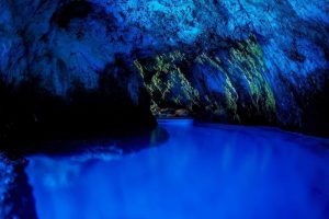 Blaue Grotte Bisevo beim Mitsegeln in Kroatien entdecken