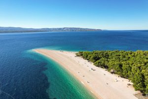 Sicht auf den Sandstrand Zlatni Rat beim Mitsegeln in Kroatien