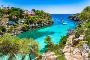Malerische Bucht beim Segeln um Mallorca