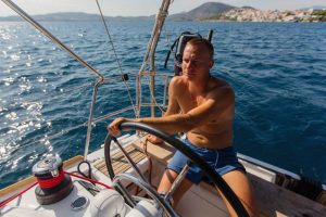 Skipper an Board einer Segelyacht in Kroatien