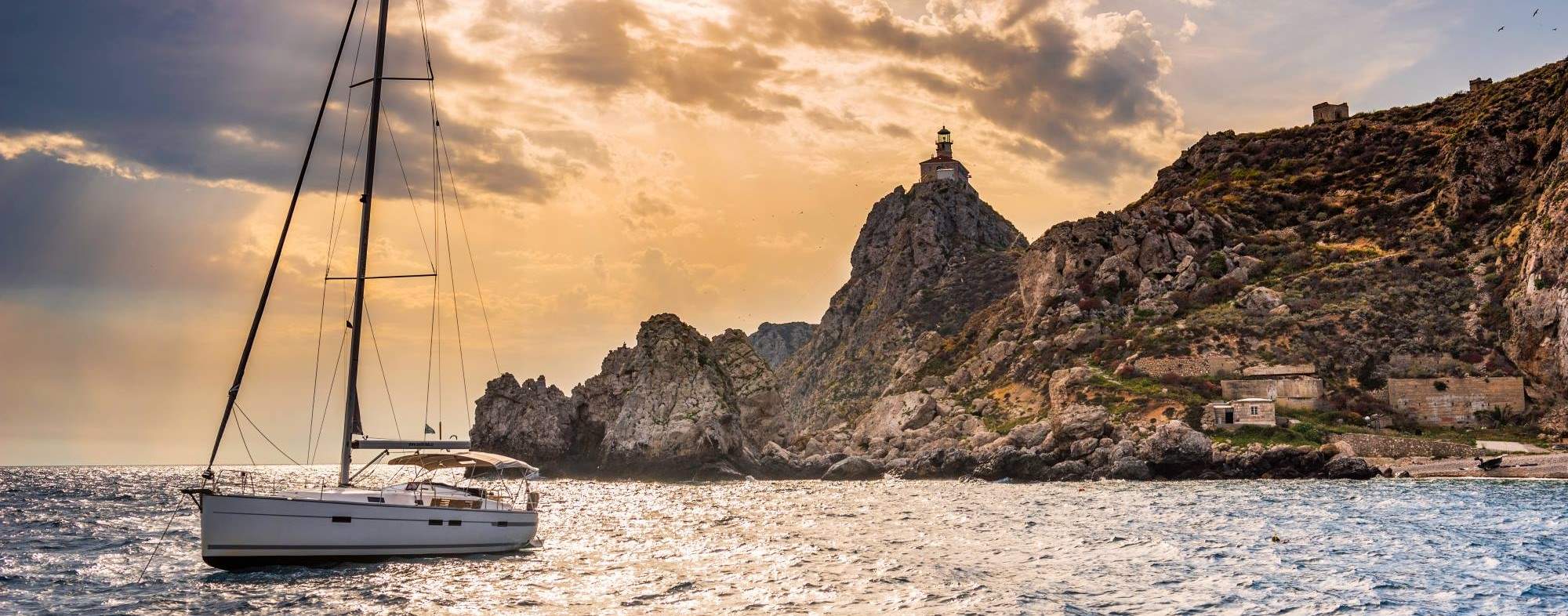 Felsenküste in Kroatien bei Sonnenuntergangsstimmung beim Segeln