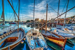 Hafen auf Sardinien mit Segelyachten