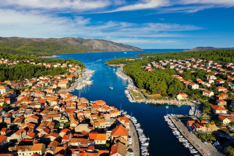 Hafen von Stari Grad in Kroatien