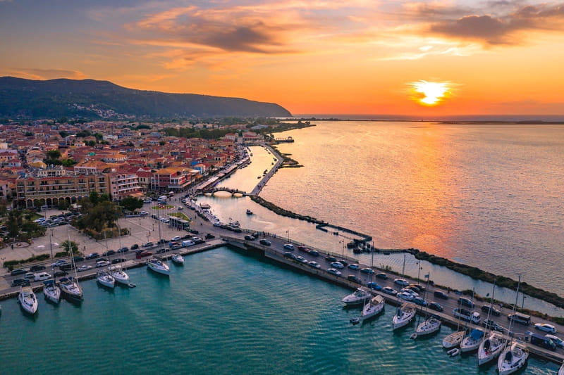 Blick auf die Marina in Lefkas in Griechenland