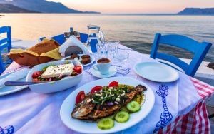 Gedeckter Tisch in griechischer Taverne