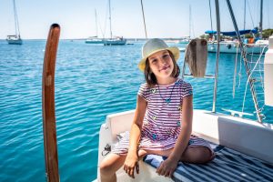 Mädchen auf einem Segelboot im Mittelmeer