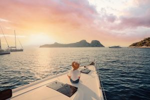 Auslaufen aus dem Hafen - Der Segelurlaub beginnt
