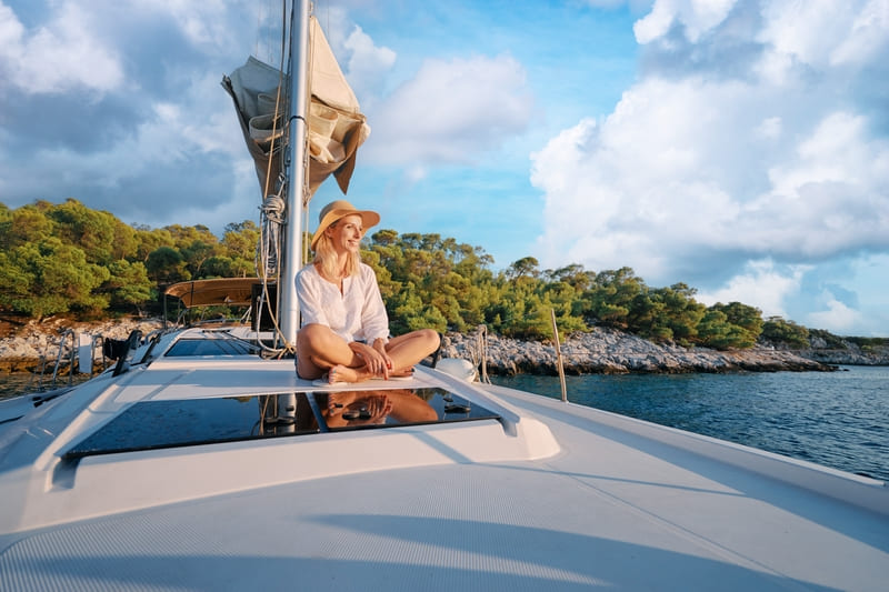 Gast eines Segelurlaubs entspannt auf dem Deck