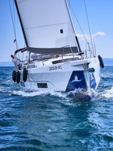 Segelyacht auf voller Fahrt