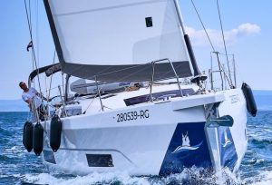 Segelyacht auf offenem Meer