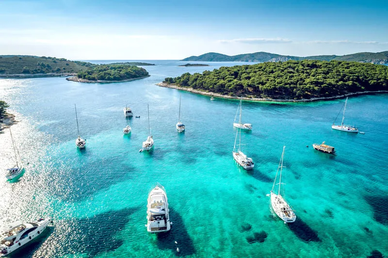 Segelyachten im Wasser rund um die Insel Hvar in Kroatien