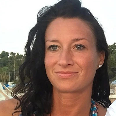 Portrait von Nadine, deiner Ansprechpartnerin bei SailTheBlue